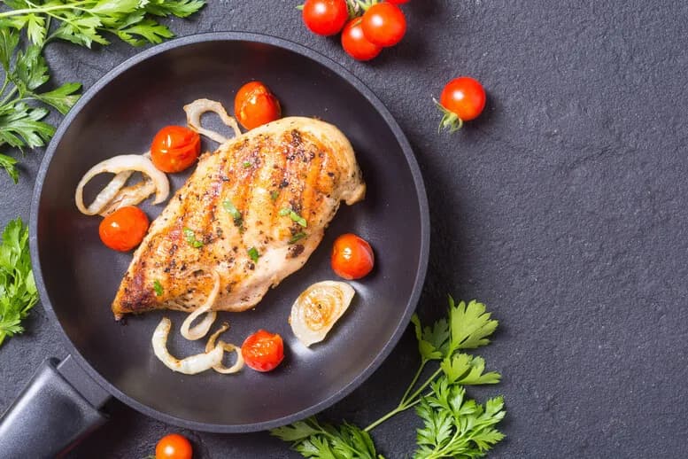 Na czym smażyć kurczaka fit, by uniknąć niezdrowych tłuszczów?