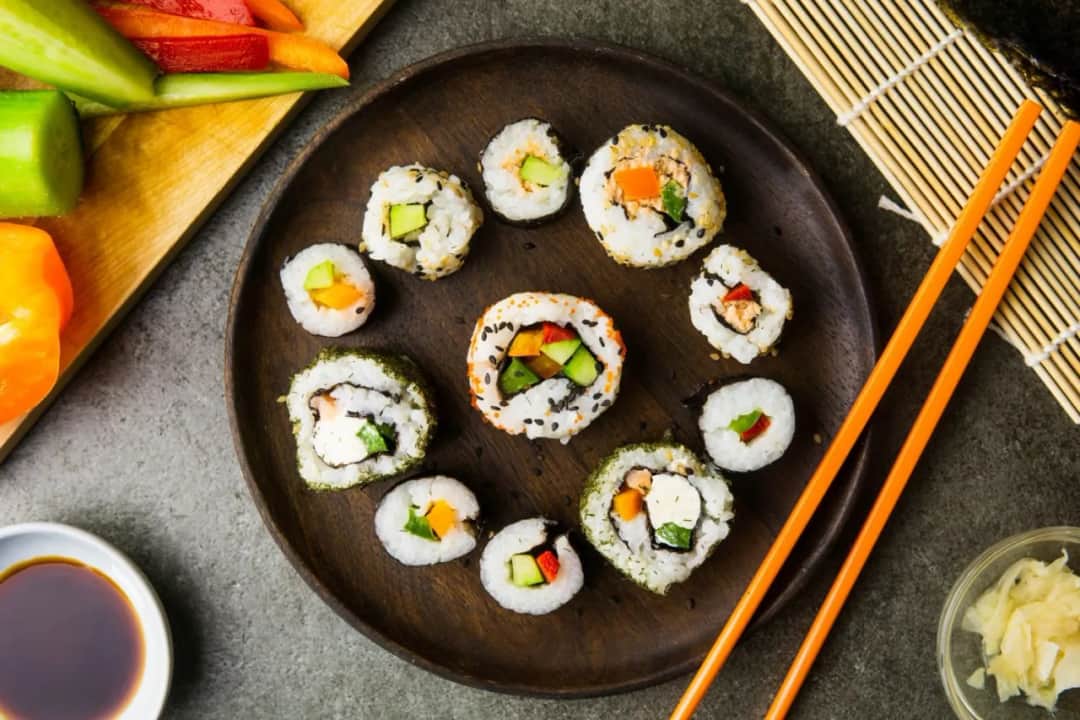 Z czym zrobić sushi wegetariańskie? Odkryj pyszne składniki i przepisy