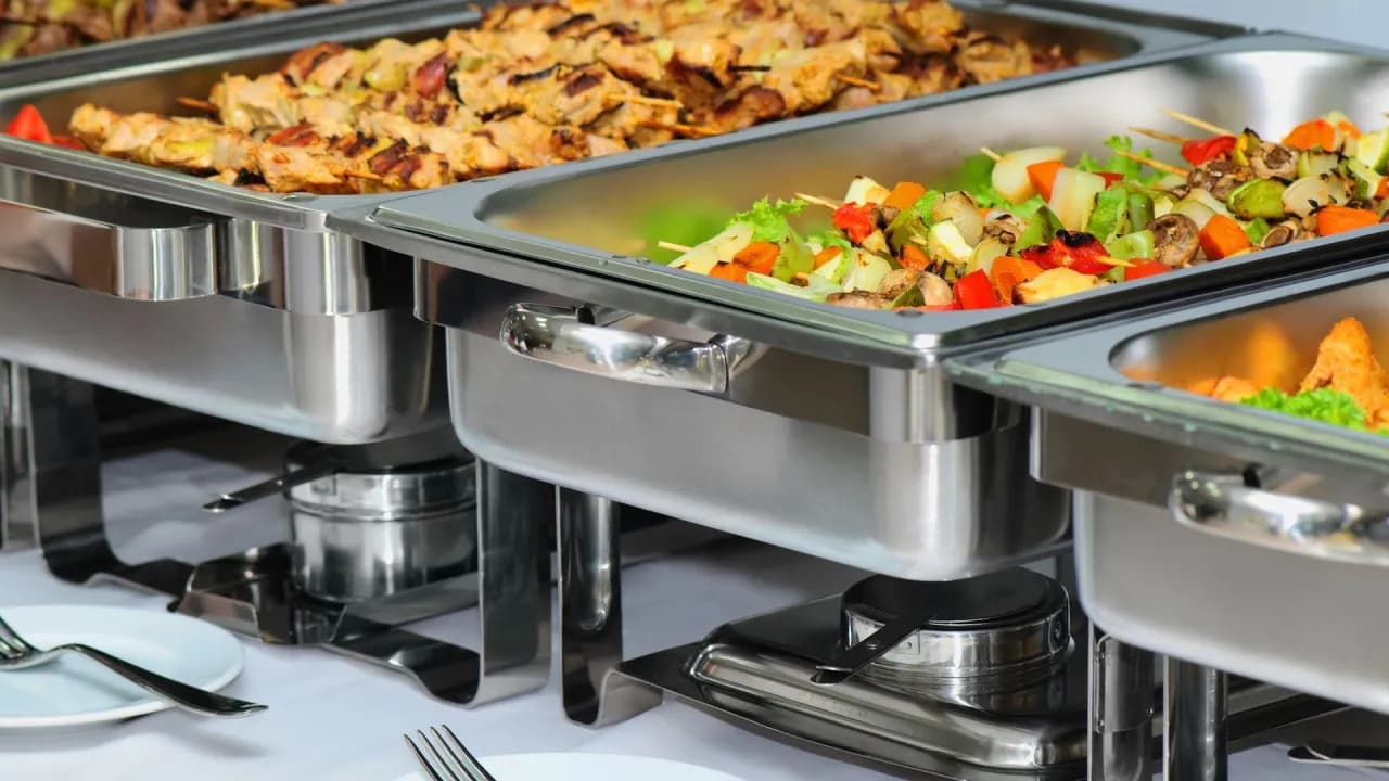 Catering ile od osoby – poznaj ceny i ukryte koszty usług cateringowych