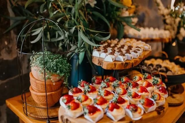 Ile kosztuje catering na 18? Sprawdź, jak obniżyć wydatki