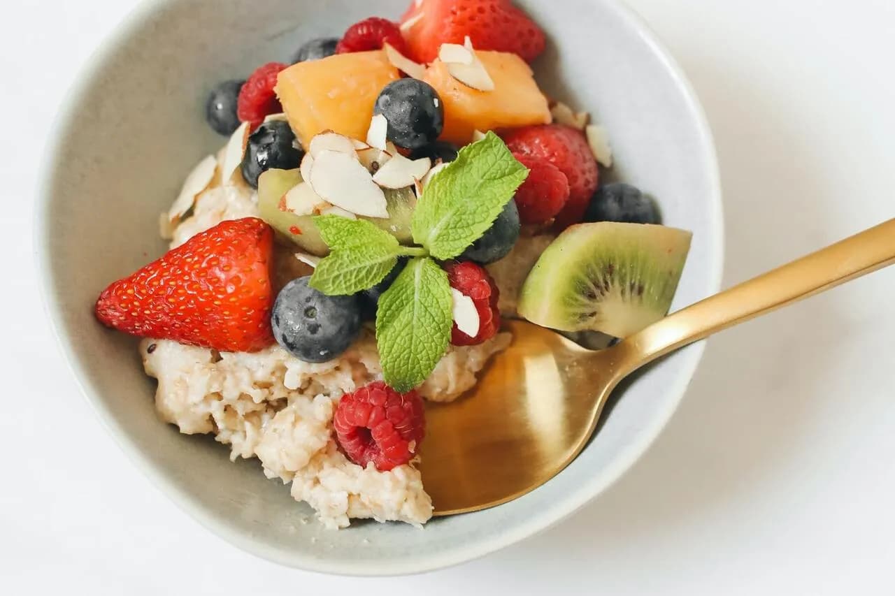 Czy owsianka jest dietetyczna? Poznaj jej zdrowotne korzyści i pułapki