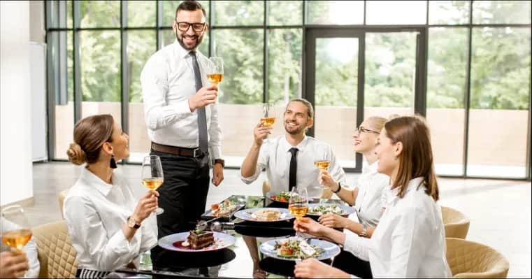 Ile kosztuje catering na urodziny? Sprawdź, co wpływa na cenę