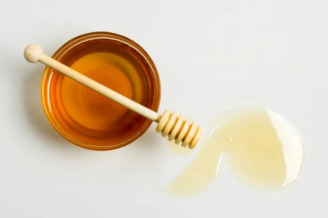 Dlaczego miód nie jest wegański? Poznaj etyczne powody tej decyzji