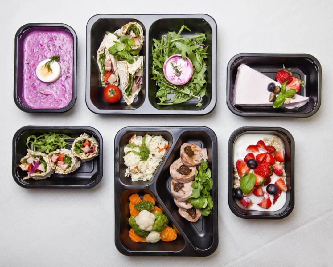 Catering dietetyczny co to? Poznaj korzyści i rodzaje diet pudełkowych