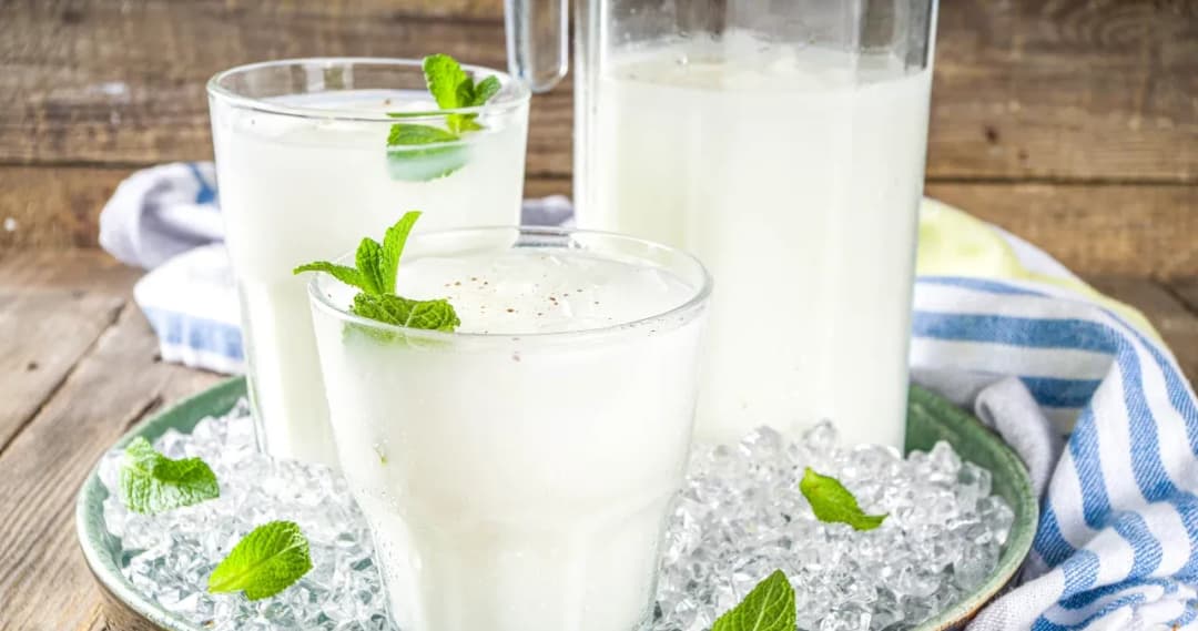 Czy maślanka jest dietetyczna? Odkryj jej niskokaloryczne właściwości