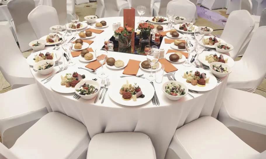 Ile kosztuje catering na komunie? Sprawdź, co wpływa na ceny