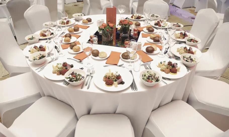 Ile kosztuje catering na komunie? Sprawdź, co wpływa na ceny