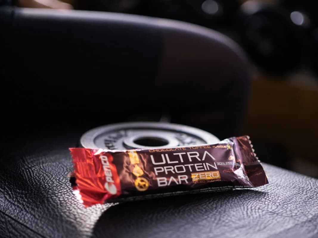 Baton proteinowy przed czy po treningu - co wybrać dla lepszej regeneracji?