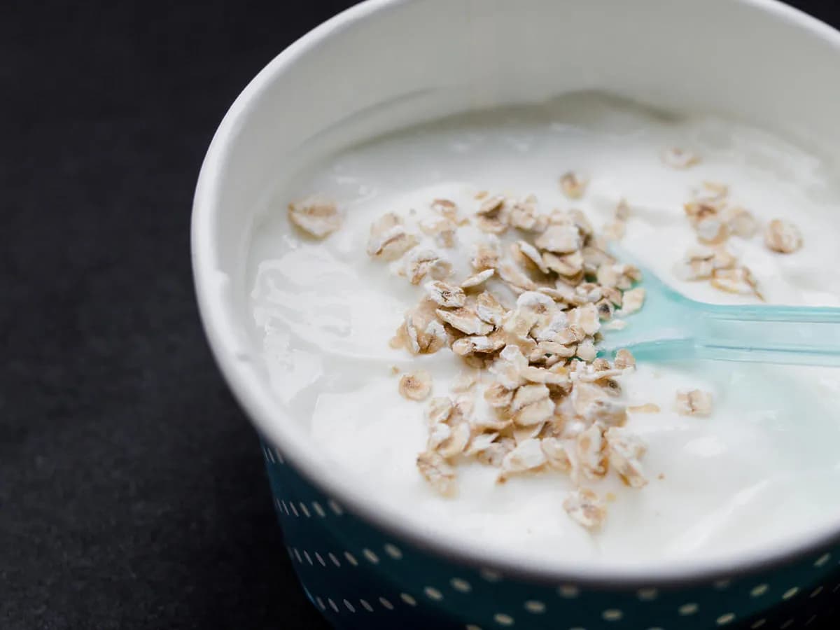 Jak zrobić wegański jogurt w domu - proste kroki i smaczne warianty