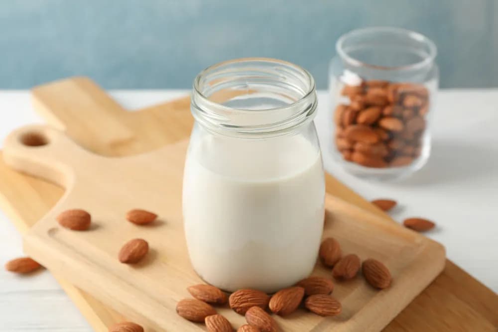 Jakie mleko wegańskie do kawy wybrać, aby poprawić smak?