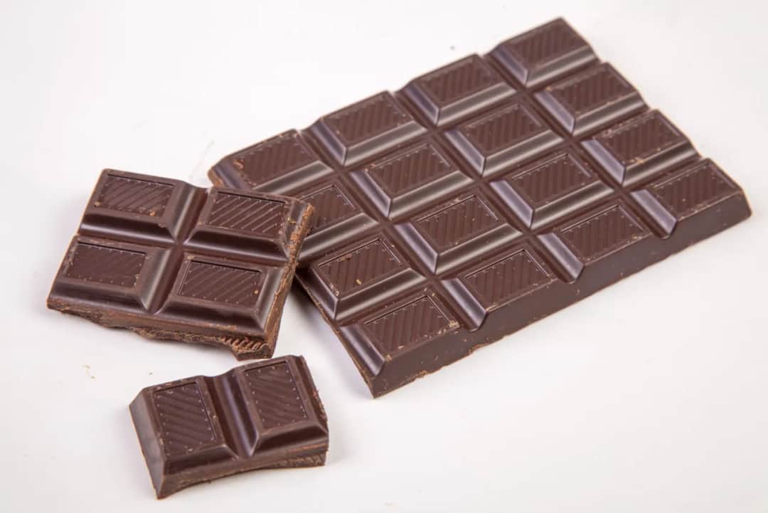 Czy gorzka czekolada jest wegańska? Sprawdź skład i marki bez mleka