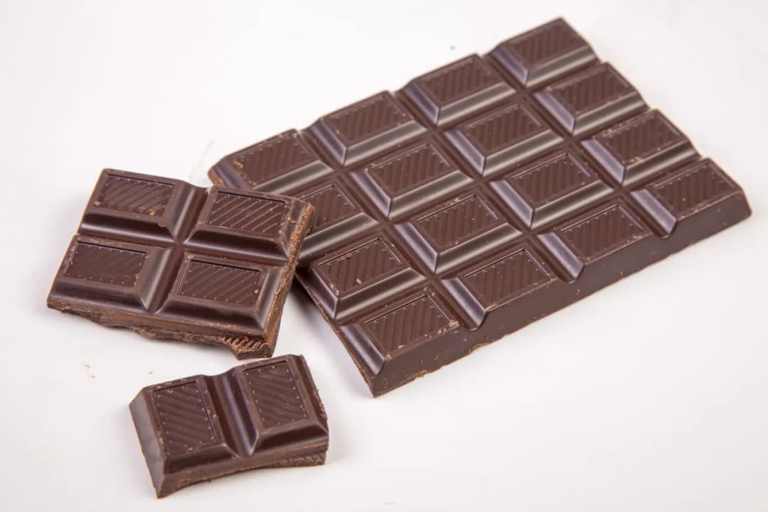 Czy gorzka czekolada jest wegańska? Sprawdź skład i marki bez mleka