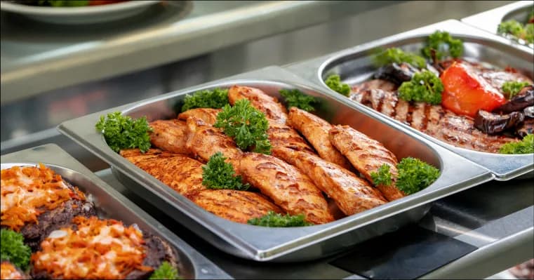 Ile kosztuje catering na imprezę? Poznaj ceny i oszczędzaj na przyjęciu